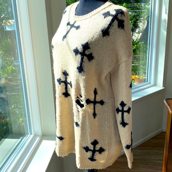 Distressed oversized sweater - Picture 4 of 12